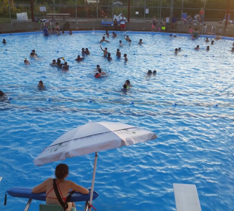 Memorial Park Pool (Blue&nbspIsland,&nbspIL)